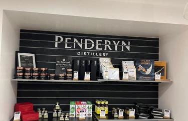 The Cwtch, Log Fire, Sleeps 6, Nr Zip World, Brecon and Bike Park Wales - Photo 43