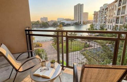 Stunning Lake Views | DART Train | Gym & Pool - Foto 1