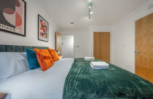 Bishops Stortford 2 Bed Flat - Free Parking - STN - Foto 16