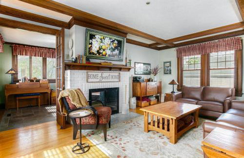 Spacious 4-Bedroom Home 1 Mi to ND Stadium! - Photo 4