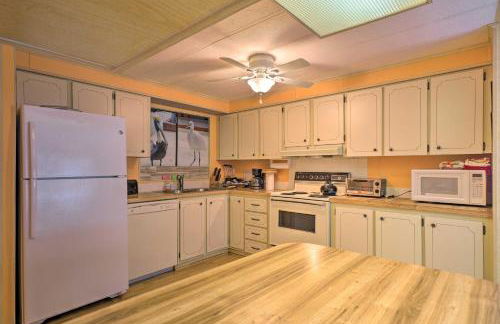 On-Site Canal Access St James City Home - Foto 9