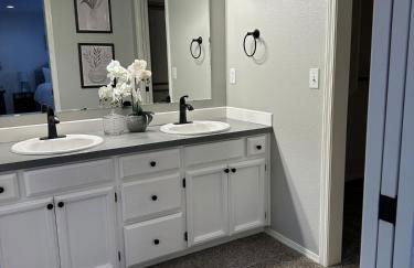 Cozy North Keizer Retreat with fireplace - Foto 8