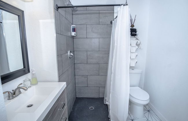 Huge Remodeled 5BR 4BA House Sleeps 20 Downtown - Photo 40