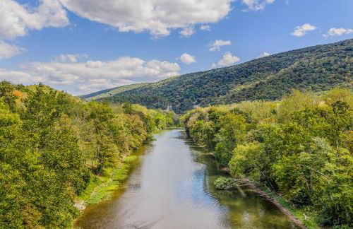 Chesnutt Cabin - Riverfront, Fire Pit, Game Room, Wifi, Screen Porch, View, King Bed - Foto 44