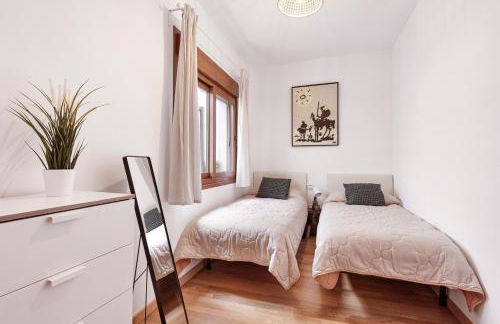 Piscina, patio privado y aparcamiento - Foto 15