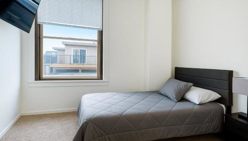 Spacious Loft with Fireplace - near CSU, Playhouse, Progressive field, R&R Hall of Fame with Gym & Sauna and Sleeps 12 - Foto 3