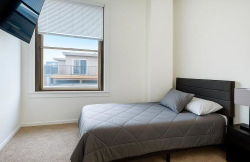 Spacious Loft with Fireplace - near CSU, Playhouse, Progressive field, R&R Hall of Fame with Gym & Sauna and Sleeps 12 - Foto 3