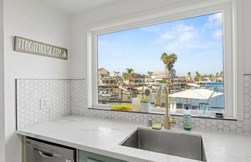 * Large Updated Waterfront Delta Manor Boat Dock * - Foto 8