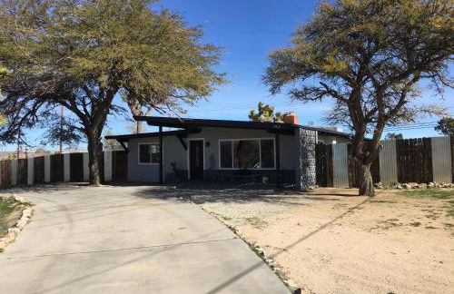 Desert Serenity in Yucca/Joshua Tree w/AC & Fire pit - Foto 18