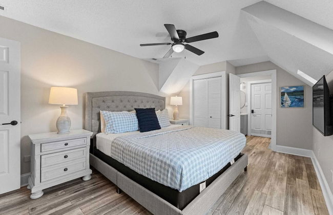 Winding Down by Avantstay Sleeps 20 + Dock, View - Photo 34