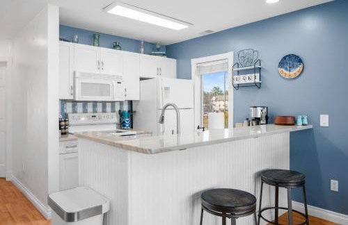 Beach Bliss 211 Balcony Water Views Beach Downtown - Photo 16