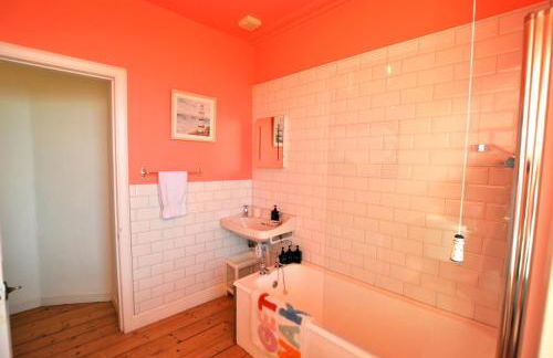 Bass View Cellardyke- contemporary coastal stay - Photo 13