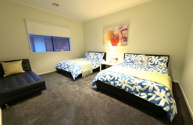 Luxury 9 BRM House in Melbourne - Photo 1