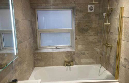 Huddersfield Lux 2 Bedroom Apartment & Opposite Train Station & City Centre - Foto 22