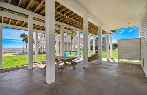 Huge beach house with great views, steps from sand - Foto 50