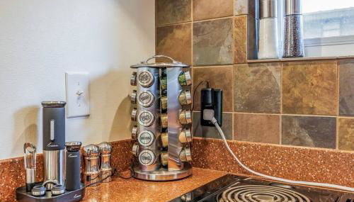 Walk-In Skiing/Tubing Across at Summit East - Foto 2