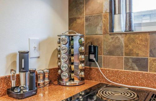 Walk-In Skiing/Tubing Across at Summit East - Foto 2