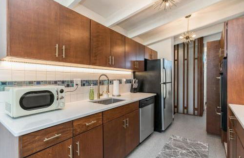 Mid-Century Style And Class In Quiet NE Location - Foto 12