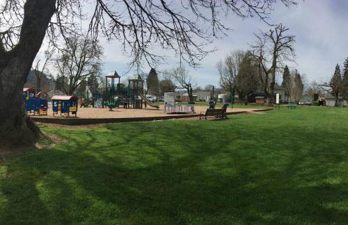 Cheerful 3 Bedroom on a Park 10 Miles from Eugene - Foto 27