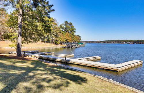 Private Patio, Decks Waterfront Eatonton Townhome - Foto 42