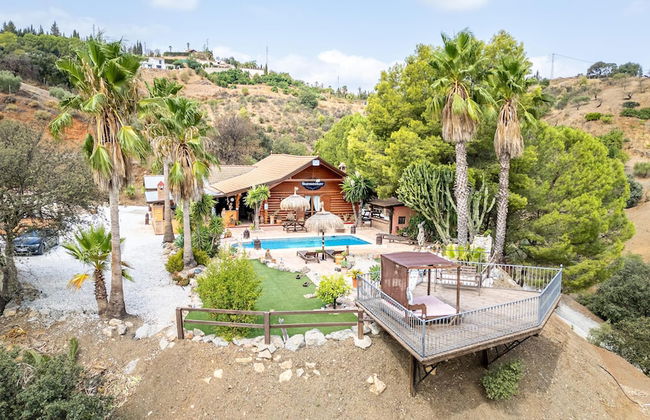 Luxurious Private Cabin Pool Hottub & Fireplace - Photo 19