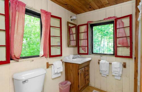 Romantic Couples' Cabin Retreat with Fireplace near White Mountain Forest - Foto 8