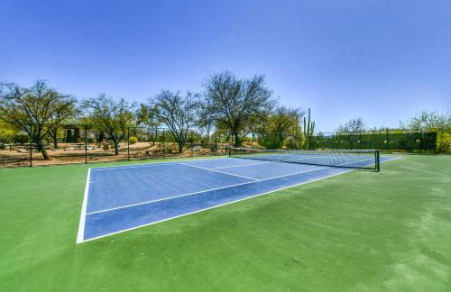 Remodeled modern beauty backs to open desert with mountain views & home theatre - Foto 26