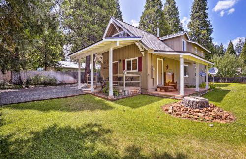 Cabin with Backyard Space - half Mi to Trinity Lake! - Foto 1