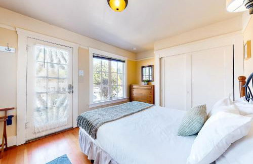 Steps to Sand Beach Hill Bungalow with Patio - Foto 12