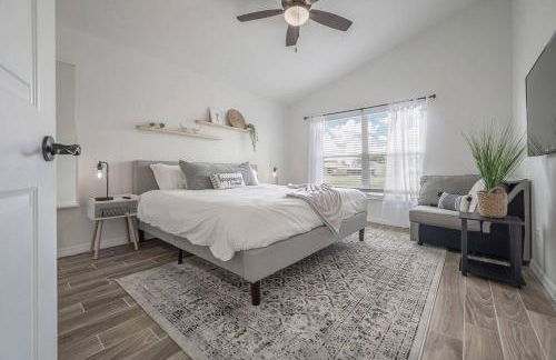 Newly Renovated 4BR 2B Riverview Oasis with King - Foto 23