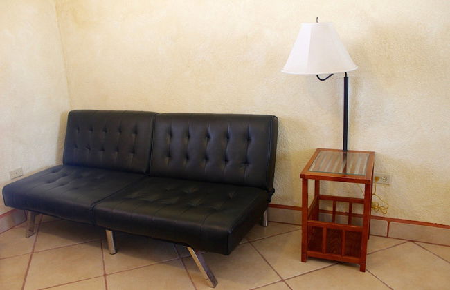 Mid-century Ocean View Apartment - Photo 23