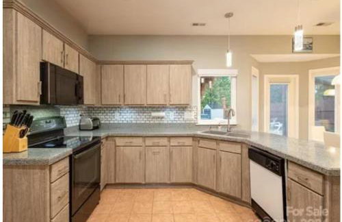 Tropical Oasis with Tiki Bar, Firepit, Seasonal Pool - Foto 62