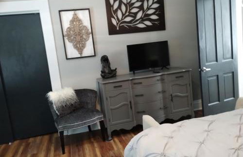 The Bluebird Guesthouse *walk to downtown* - Photo 35