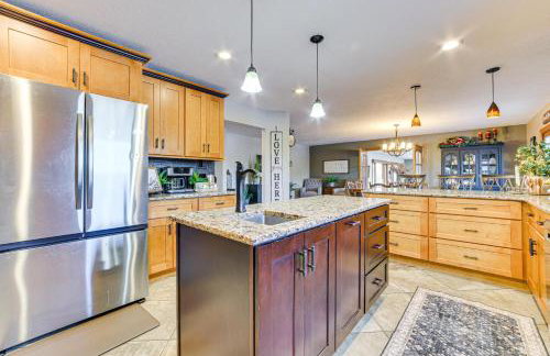 7,000 Sq Ft! Private Rapid City Estate with Pool - Foto 11