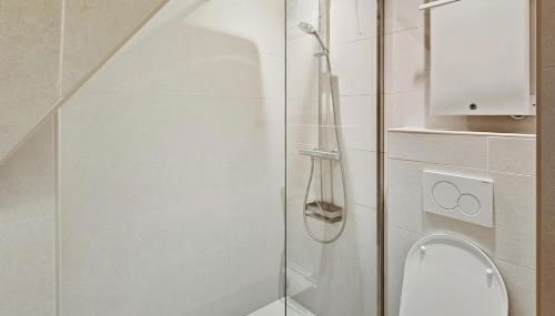 Piscine, balcon, Stationnement, Vue box hippodrome - Photo 5, Shower