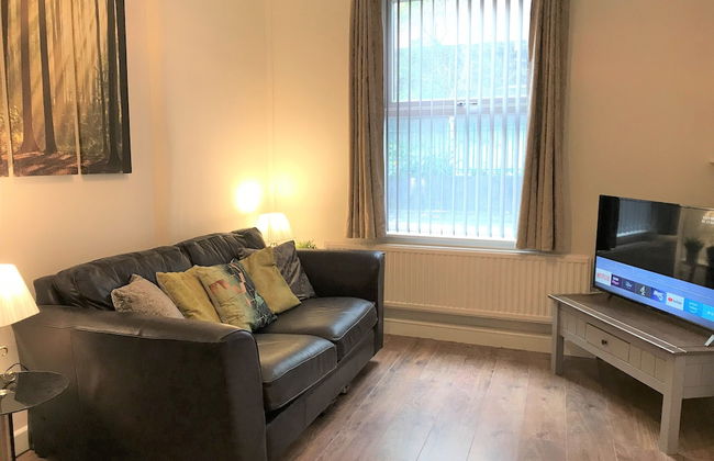 Central Wigan Welcoming Townhouse Sleeps up to 6 - Photo 19