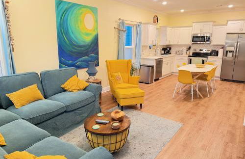 Walk Downtown, Private Parking, Short Drive to Beach & NAS - Foto 7