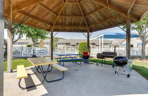 Lake & Pool Access: Lazy Days Condo w/ Balcony! - Foto 24