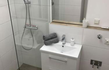 Cozy Apartment near Maschsee, balcony, gardenview - Foto 3