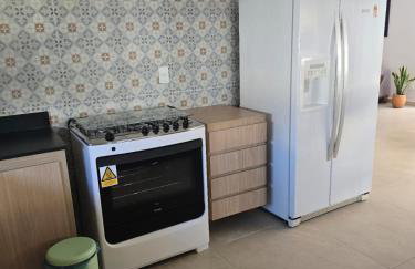 Quase beira mar, casa muito nova com 5 suítes, vista mar, piscina grande, cozinha completa, 4 vagas e perto de mercado, restaurantes e bares - CLIQUE E VEJA AS FOTOS - Foto 18