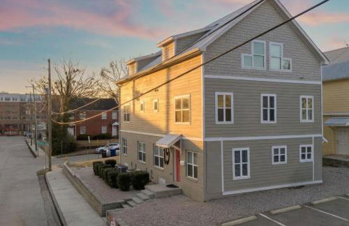 4BR Themed Stay Suite Near NC State Downtown Sleeps 10 - Foto 5