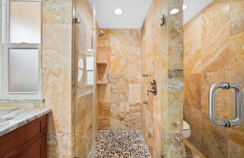 Private Village Home with Heated pool & spa with private front courtyard - Photo 10