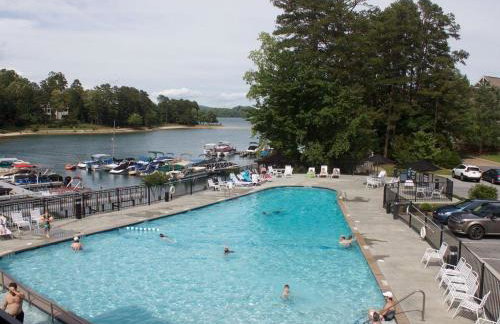 Lake front Keowee Condo with Balcony & Resort Amenities! 20 min to Clemson condo - Foto 57
