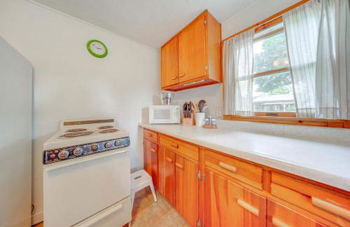 Steps to Lake and Public Boat Ramp Edinboro Cottage - Foto 9