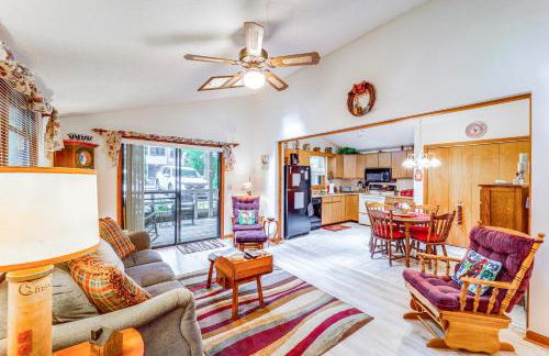 On-Site Lake and Pool Access Cabin in Newland! - Foto 1