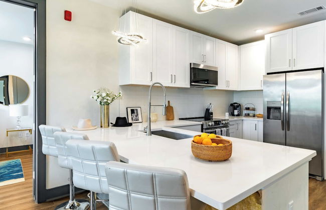 Lindsley by Avantstay Balcony + Modern Design A+ Downtown Location - Photo 3