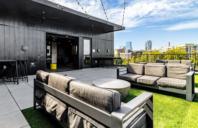 Lindsley by Avantstay Balcony Modern Design A Downtown Location - Photo 2