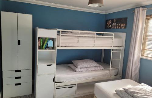 Detached luxury 5 bed house, lanscaped garden, fire pit, parking, can sleep families or workers - Foto 30