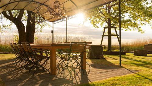 Ferienhaus Peeneblick - exklusives Traumhaus in Direktlage am Wasser mit Bootssteg und Aussensauna - Foto 2, Garden, Garden view