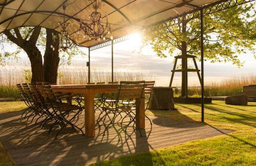 Ferienhaus Peeneblick - exklusives Traumhaus in Direktlage am Wasser mit Bootssteg und Aussensauna - Foto 2